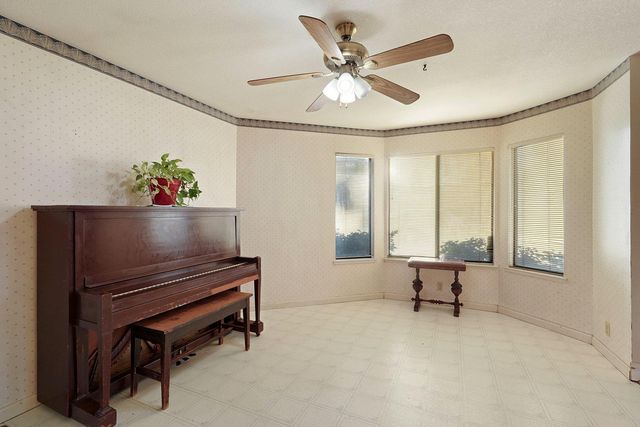 1754 Lakeshore Dr, Lodi, CA 95242