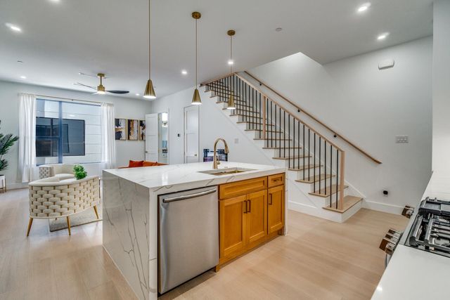 708 W 10th Street, Dallas, TX 75208