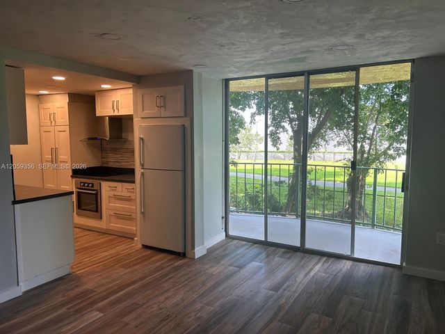 9320 Fontainebleau Boulevard 214, Miami, FL 33172