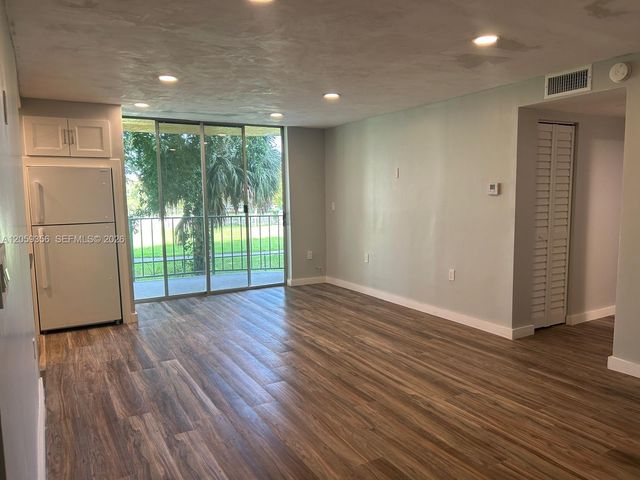 9320 Fontainebleau Boulevard 214, Miami, FL 33172