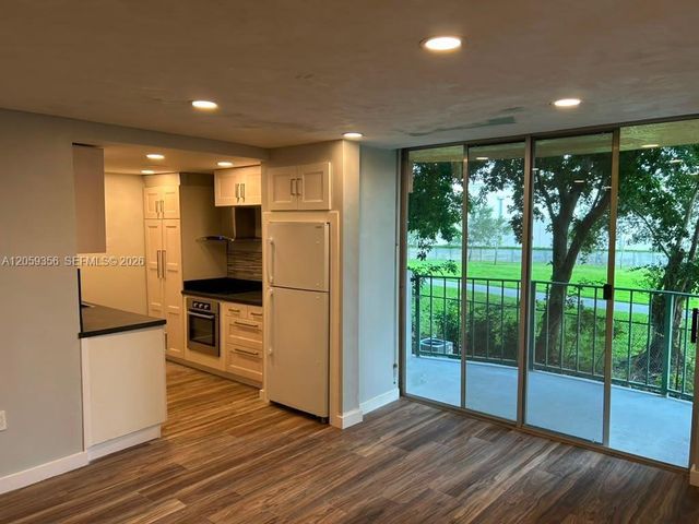 9320 Fontainebleau Boulevard 214, Miami, FL 33172