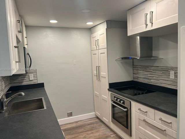 9320 Fontainebleau Boulevard 214, Miami, FL 33172