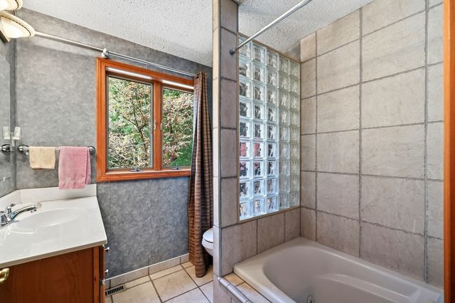 14 Iroquois, Southwick, MA 01077