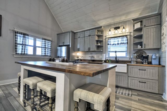 517 Monet Drive, Ellijay, GA 30540