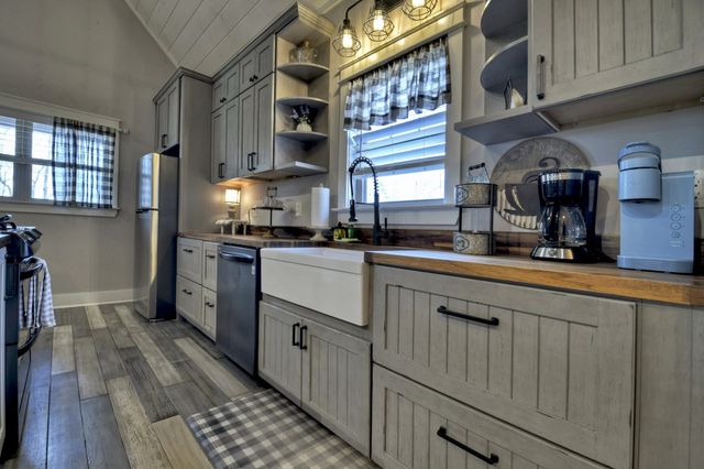 517 Monet Drive, Ellijay, GA 30540