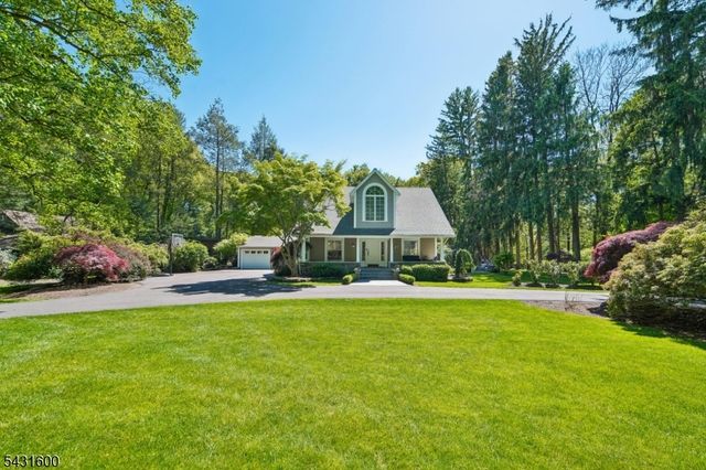 42 Hillside Ave, Upper Saddle River Boro, NJ 07458