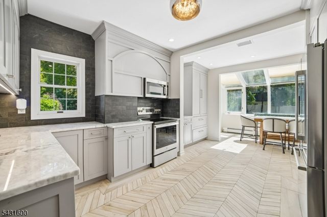 42 Hillside Ave, Upper Saddle River Boro, NJ 07458
