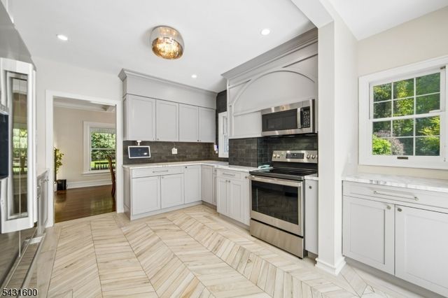 42 Hillside Ave, Upper Saddle River Boro, NJ 07458