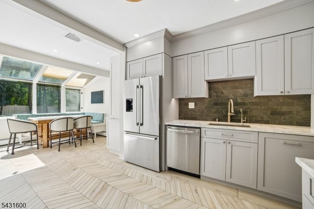42 Hillside Ave, Upper Saddle River Boro, NJ 07458