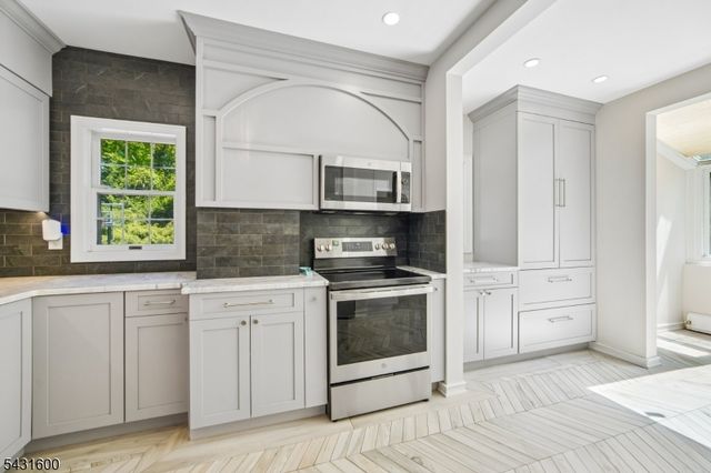 42 Hillside Ave, Upper Saddle River Boro, NJ 07458