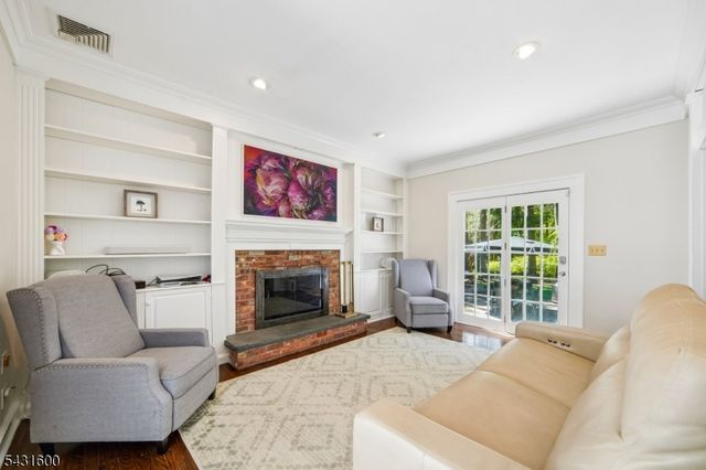 42 Hillside Ave, Upper Saddle River Boro, NJ 07458