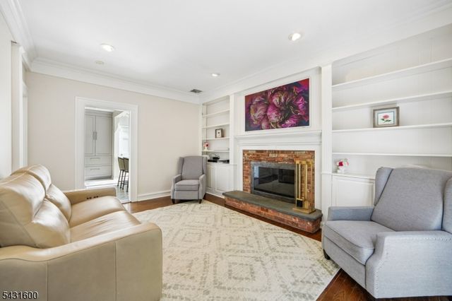42 Hillside Ave, Upper Saddle River Boro, NJ 07458