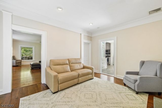 42 Hillside Ave, Upper Saddle River Boro, NJ 07458
