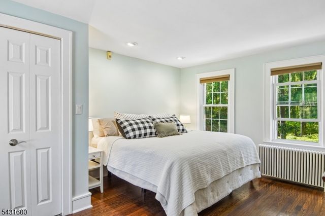 42 Hillside Ave, Upper Saddle River Boro, NJ 07458