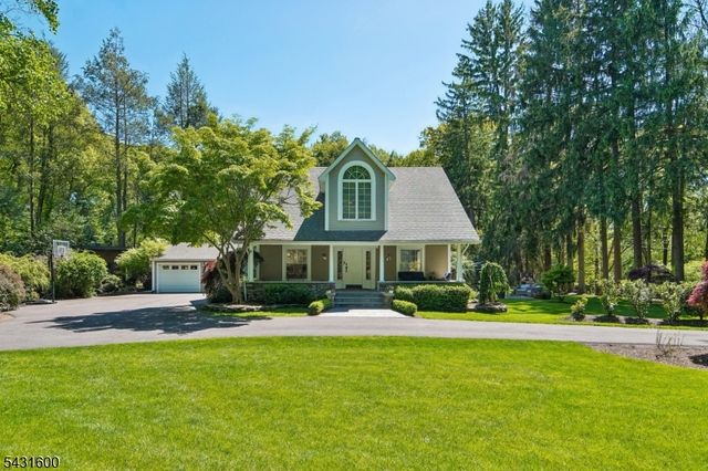 42 Hillside Ave, Upper Saddle River Boro, NJ 07458