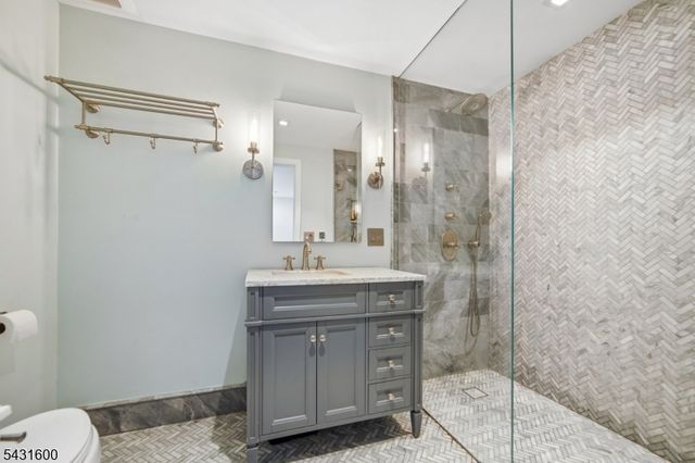 42 Hillside Ave, Upper Saddle River Boro, NJ 07458