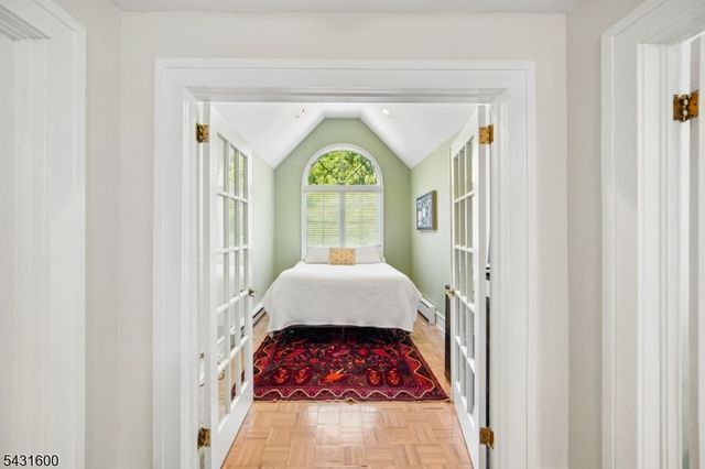 42 Hillside Ave, Upper Saddle River Boro, NJ 07458