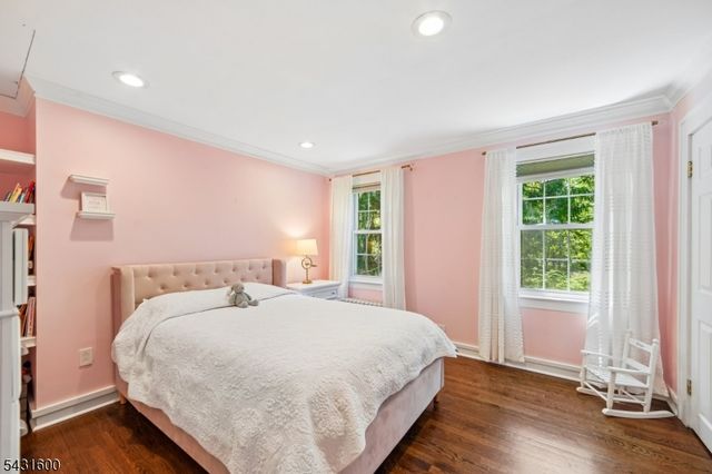 42 Hillside Ave, Upper Saddle River Boro, NJ 07458