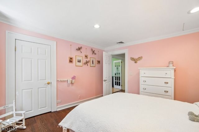 42 Hillside Ave, Upper Saddle River Boro, NJ 07458