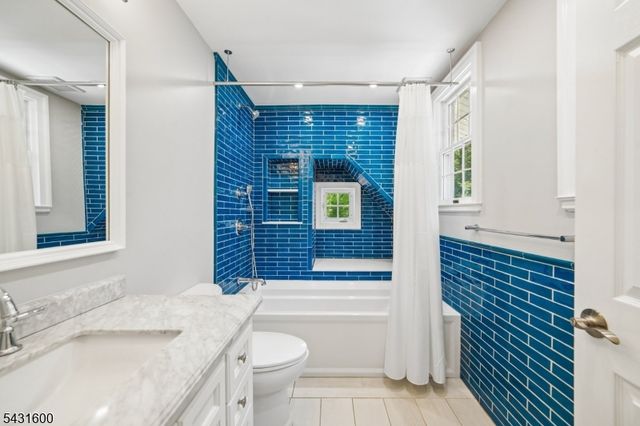 42 Hillside Ave, Upper Saddle River Boro, NJ 07458