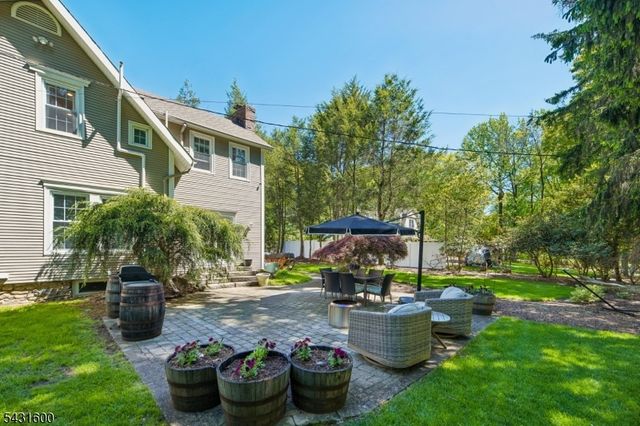 42 Hillside Ave, Upper Saddle River Boro, NJ 07458
