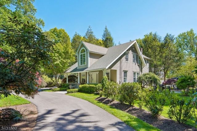 42 Hillside Ave, Upper Saddle River Boro, NJ 07458
