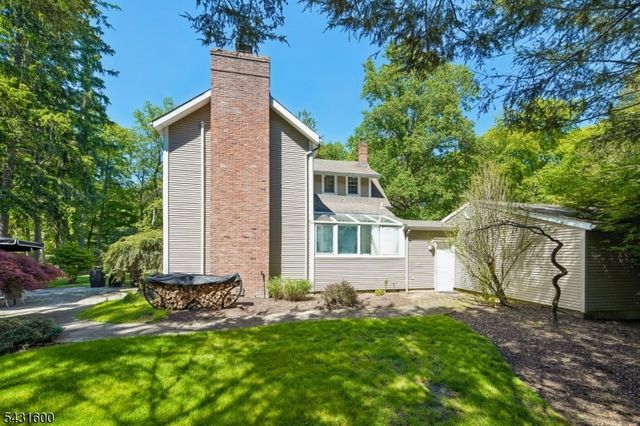 42 Hillside Ave, Upper Saddle River Boro, NJ 07458