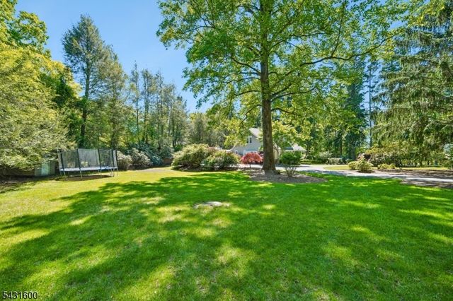42 Hillside Ave, Upper Saddle River Boro, NJ 07458
