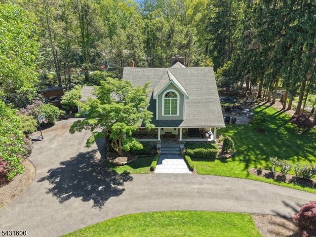 42 Hillside Ave, Upper Saddle River Boro, NJ 07458