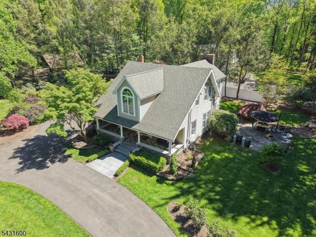 42 Hillside Ave, Upper Saddle River Boro, NJ 07458
