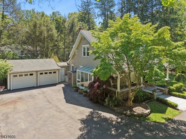 42 Hillside Ave, Upper Saddle River Boro, NJ 07458