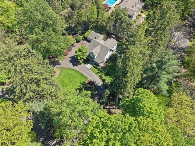 42 Hillside Ave, Upper Saddle River Boro, NJ 07458