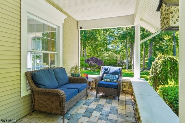 42 Hillside Ave, Upper Saddle River Boro, NJ 07458
