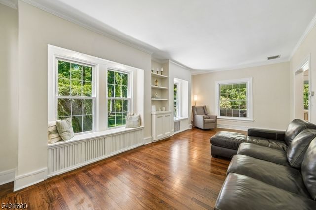 42 Hillside Ave, Upper Saddle River Boro, NJ 07458