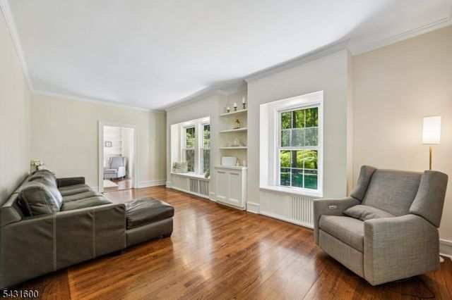 42 Hillside Ave, Upper Saddle River Boro, NJ 07458