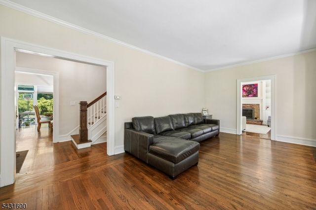 42 Hillside Ave, Upper Saddle River Boro, NJ 07458