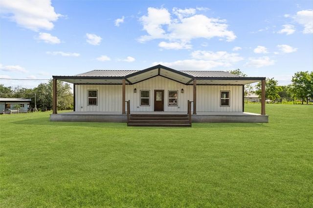 207 S Charles St, George West, TX 78022