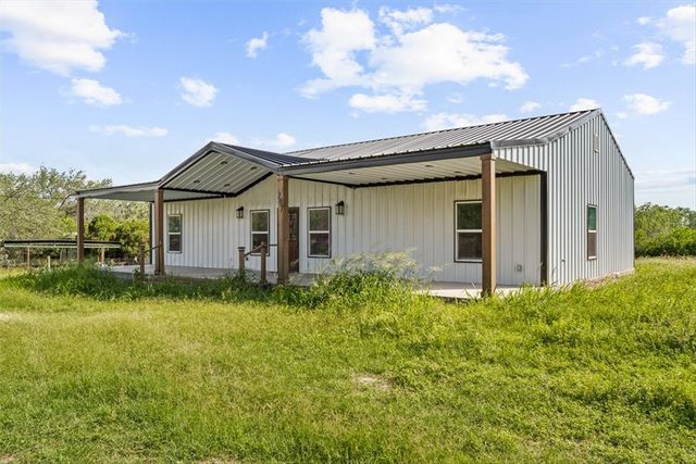 207 S Charles St, George West, TX 78022