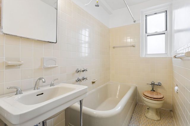 255 Cabrini Blvd Apt 6G, New York City, NY 10040