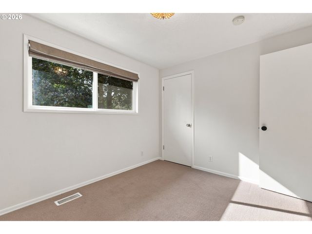 15930 S SANDALWOOD Rd, Oregon City, OR 97045