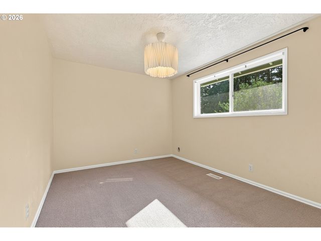 15930 S SANDALWOOD Rd, Oregon City, OR 97045