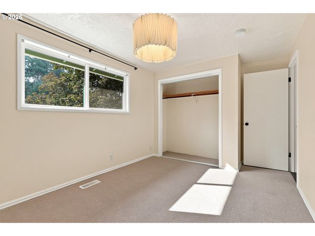 15930 S SANDALWOOD Rd, Oregon City, OR 97045