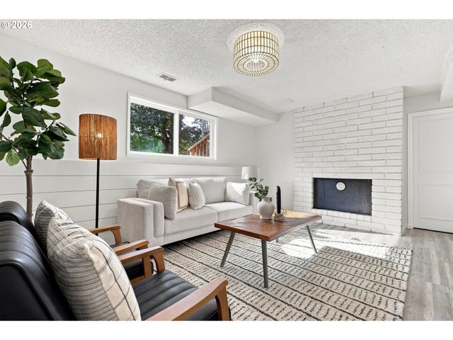 15930 S SANDALWOOD Rd, Oregon City, OR 97045