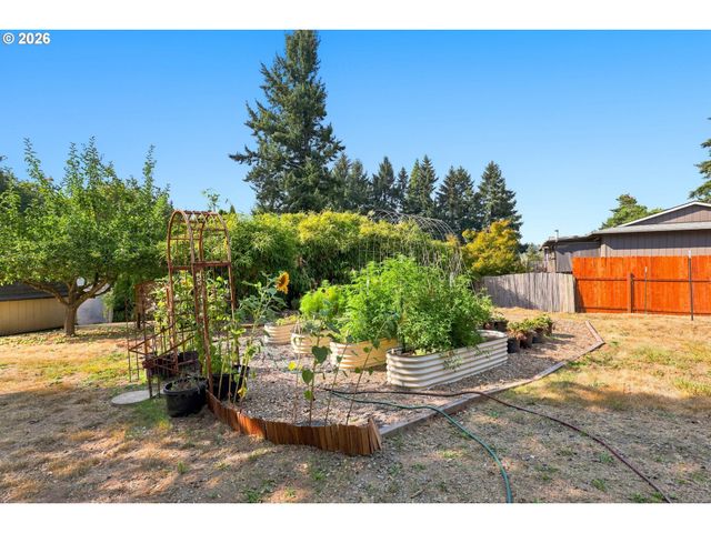 15930 S SANDALWOOD Rd, Oregon City, OR 97045