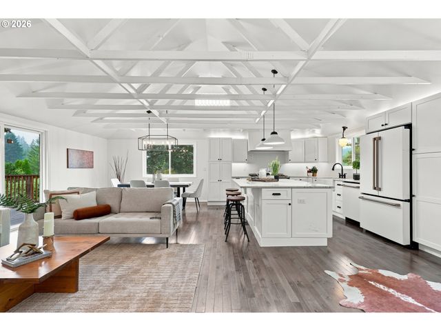 15930 S SANDALWOOD Rd, Oregon City, OR 97045