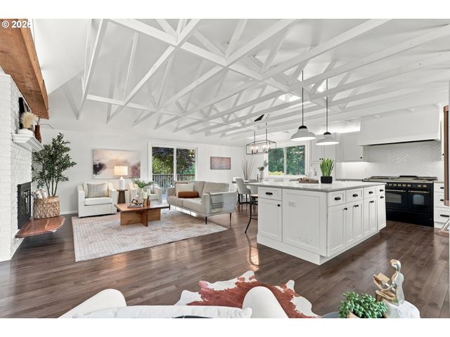 15930 S SANDALWOOD Rd, Oregon City, OR 97045