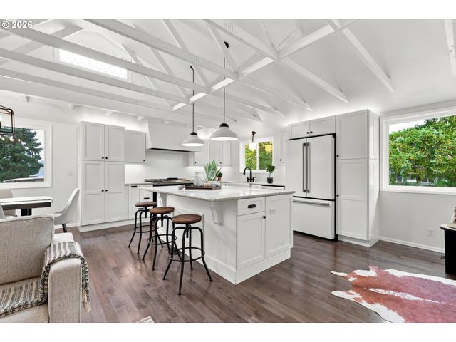 15930 S SANDALWOOD Rd, Oregon City, OR 97045