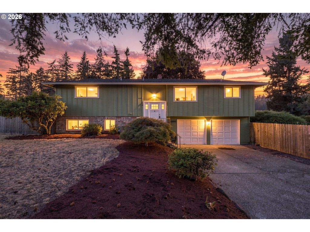 15930 S SANDALWOOD Rd, Oregon City, OR 97045