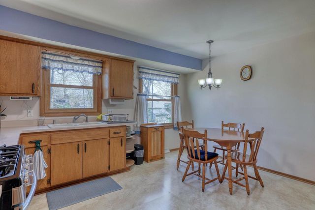 14550 W Rogers DRIVE, New Berlin, WI 53151