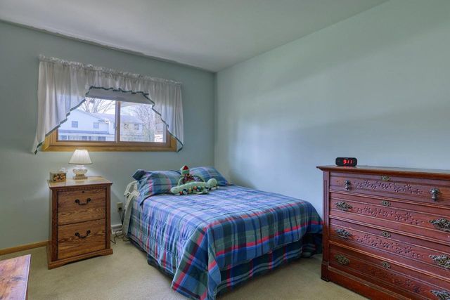 14550 W Rogers DRIVE, New Berlin, WI 53151